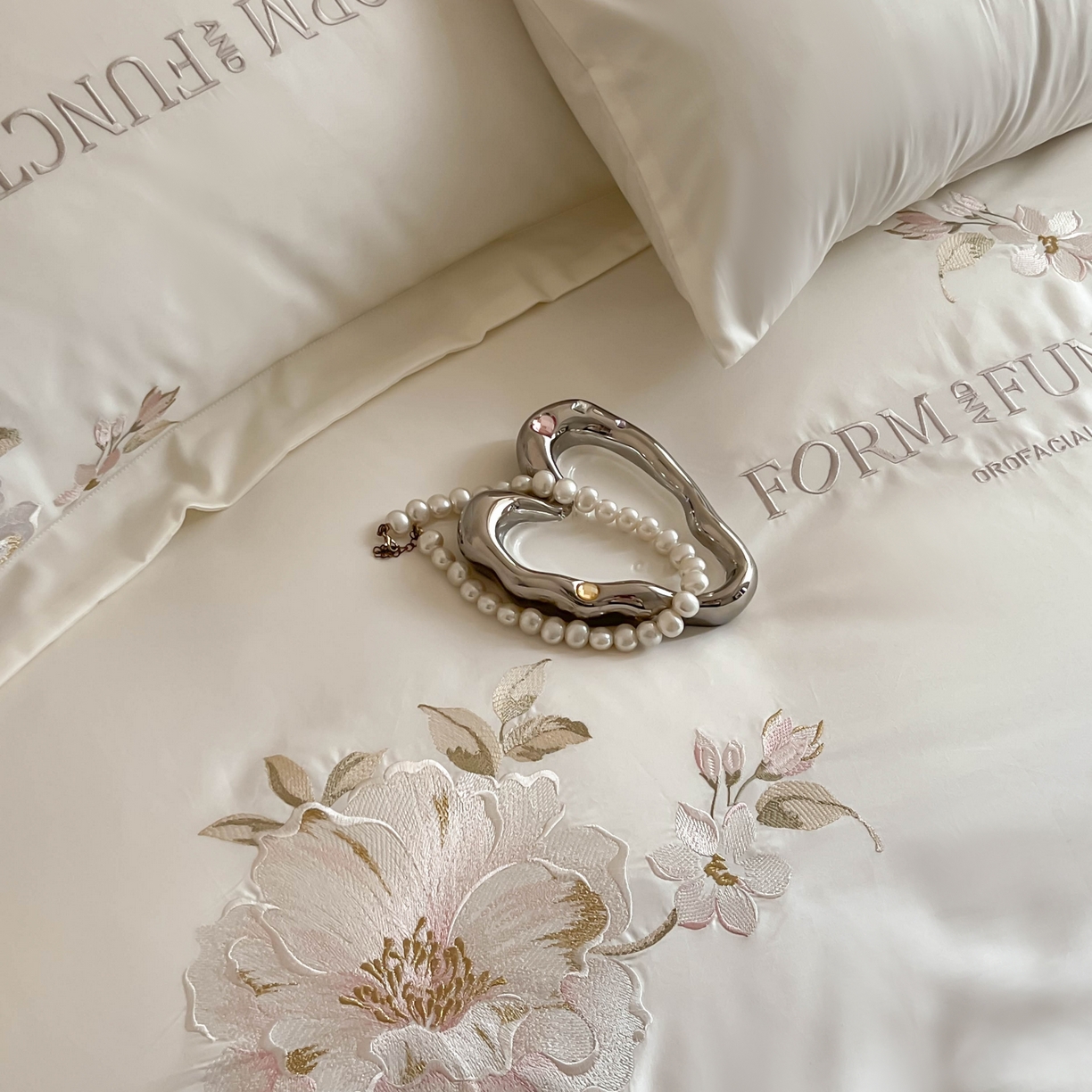 91家纺网 家纺一手货源 找家纺 库里梦家纺 2025新款100S长绒棉纯棉刺绣四件套-春不晚花 春不晚花-皓月白