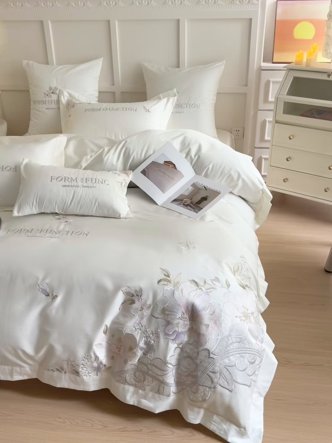 91家纺网 家纺一手货源 找家纺 库里梦家纺 2025新款100S长绒棉纯棉刺绣四件套-春不晚花 春不晚花-皓月白