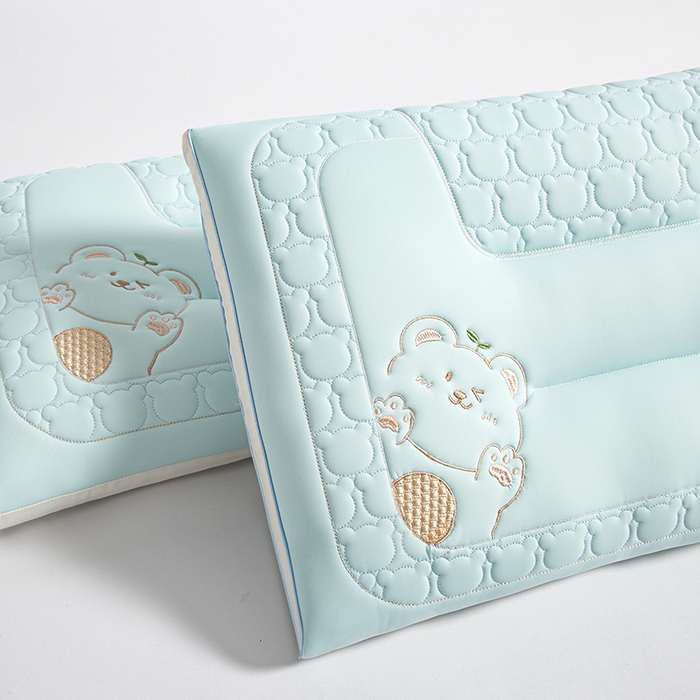 91家纺网 家纺一手货源 找家纺 芯宜佳 2025春夏新款绣花凉感丝护颈童梦枕枕头枕芯单枕芯 童梦枕-天空蓝 30x50cm/只