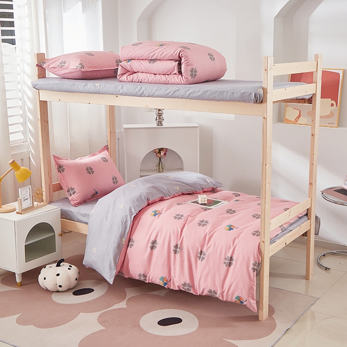 91家纺网 家纺一手货源 找家纺 贝兰仙奴 2025新款13372全棉纯棉简约时尚学生三件套 四叶草粉