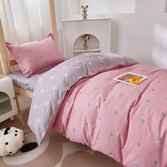 91家纺网 家纺一手货源 找家纺 贝兰仙奴 2025新款13372全棉纯棉简约时尚学生三件套 爱心满满粉