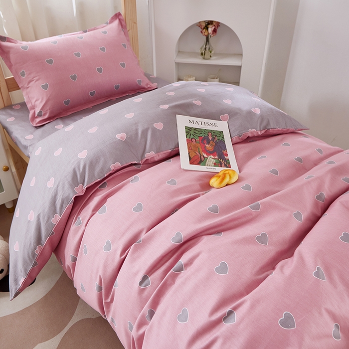 91家纺网 家纺一手货源 找家纺 贝兰仙奴 2025新款13372全棉纯棉简约时尚学生三件套 爱心满满粉