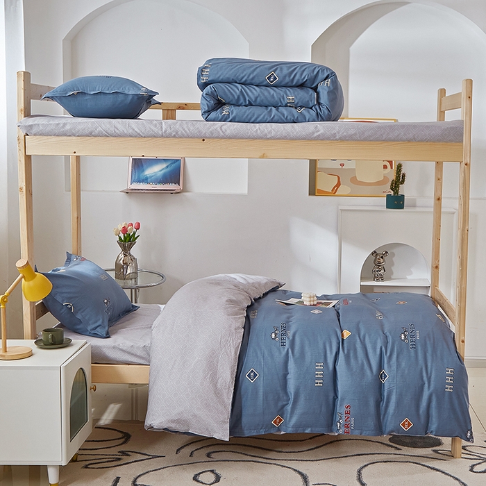 91家纺网 家纺一手货源 找家纺 贝兰仙奴 2025新款13372全棉纯棉简约时尚学生三件套 卡尔夫蓝