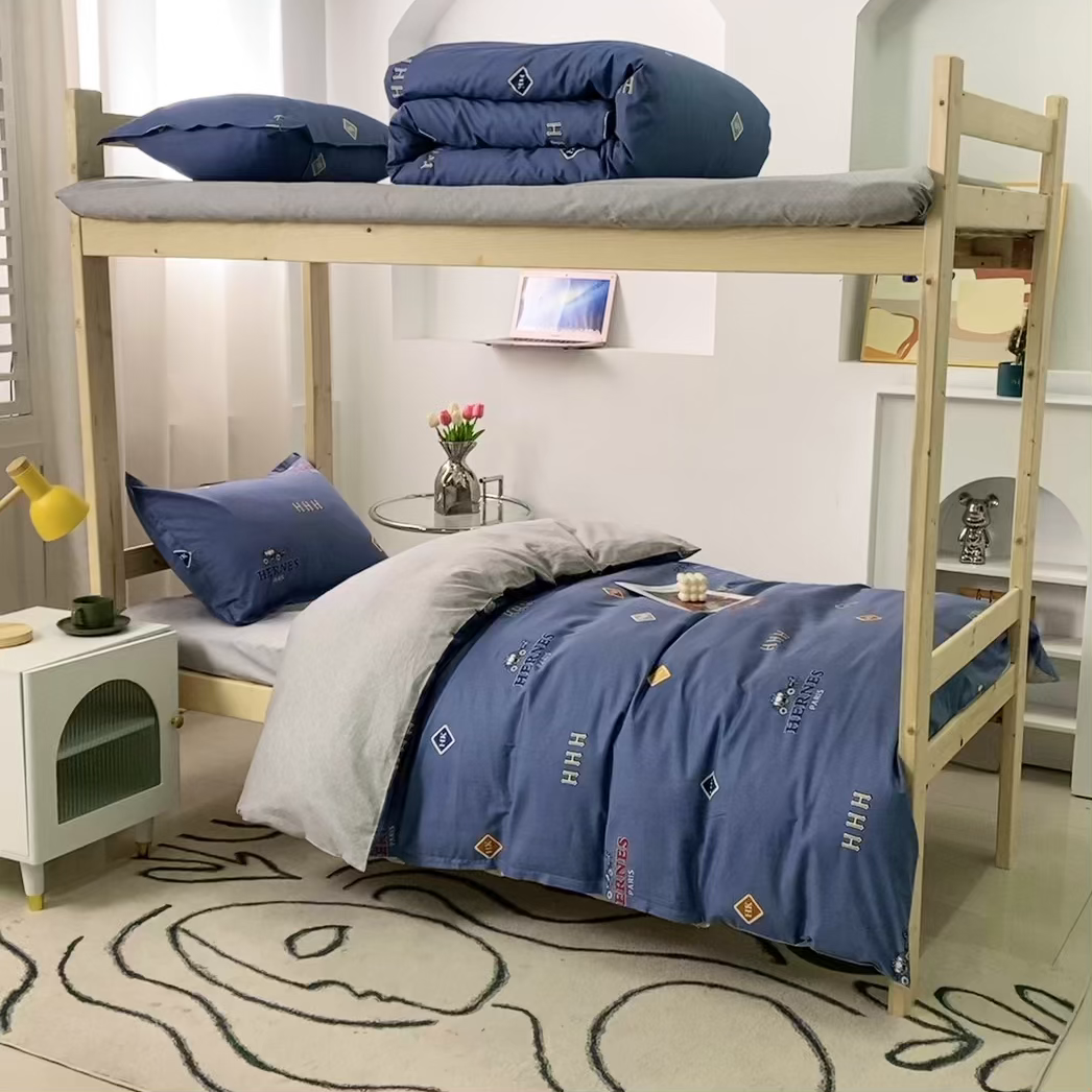 91家纺网 家纺一手货源 找家纺 贝兰仙奴 2025新款13372全棉纯棉简约时尚学生三件套 卡尔夫蓝