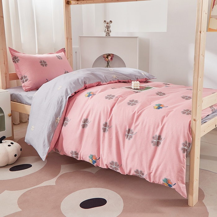 91家纺网 家纺一手货源 找家纺 贝兰仙奴 2025新款13372全棉纯棉简约时尚学生三件套 四叶草粉