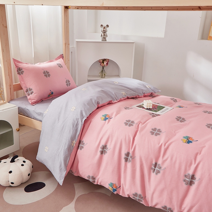 91家纺网 家纺一手货源 找家纺 贝兰仙奴 2025新款13372全棉纯棉简约时尚学生三件套 四叶草粉