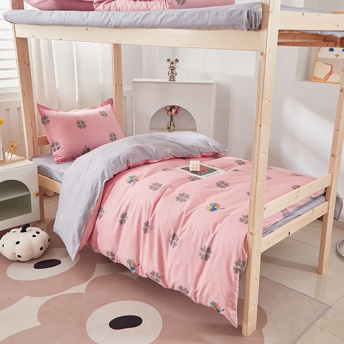 91家纺网 家纺一手货源 找家纺 贝兰仙奴 2025新款13372全棉纯棉简约时尚学生三件套 四叶草粉