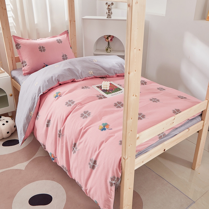 91家纺网 家纺一手货源 找家纺 贝兰仙奴 2025新款13372全棉纯棉简约时尚学生三件套 四叶草粉