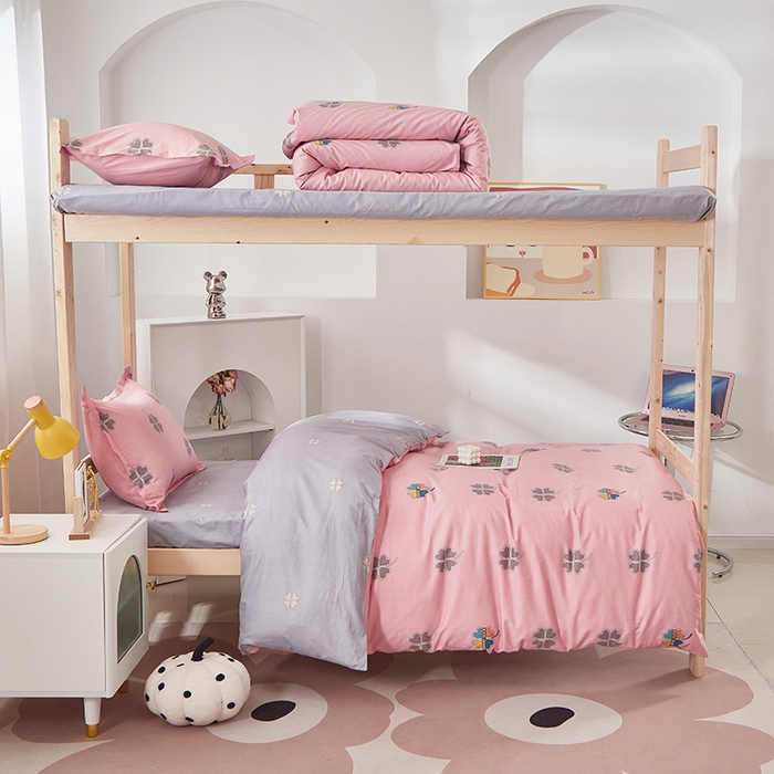 91家纺网 家纺一手货源 找家纺 贝兰仙奴 2025新款13372全棉纯棉简约时尚学生三件套 四叶草粉