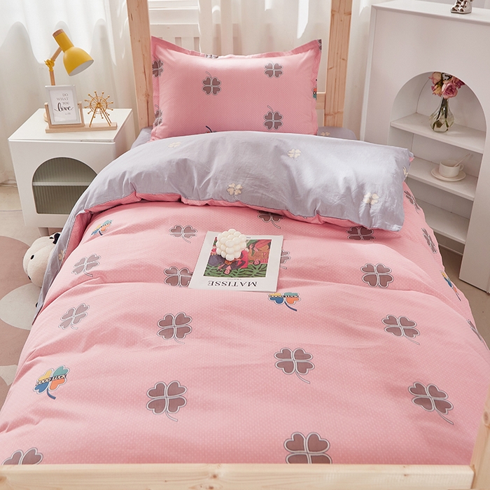 91家纺网 家纺一手货源 找家纺 贝兰仙奴 2025新款13372全棉纯棉简约时尚学生三件套 四叶草粉