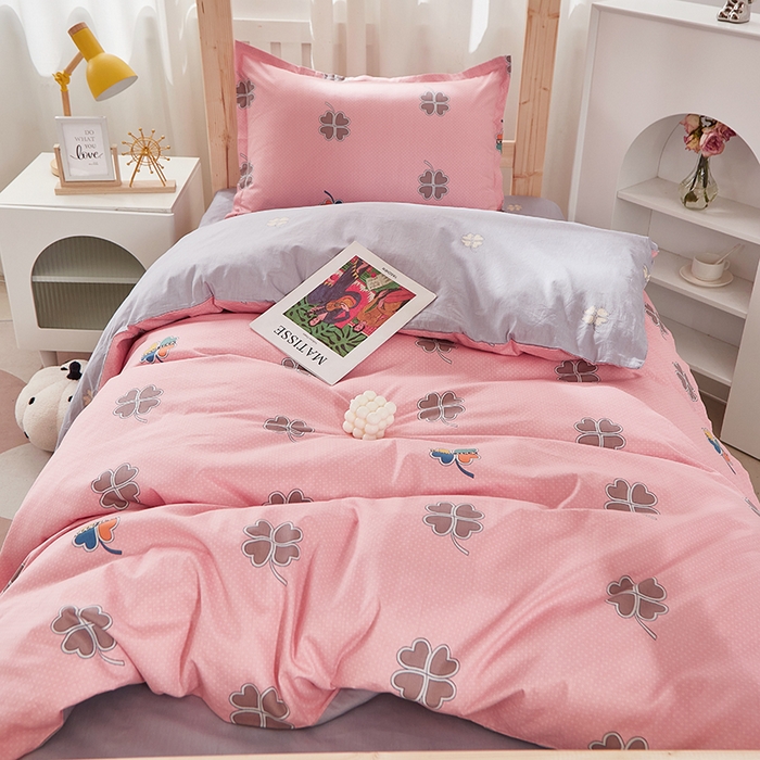 91家纺网 家纺一手货源 找家纺 贝兰仙奴 2025新款13372全棉纯棉简约时尚学生三件套 四叶草粉