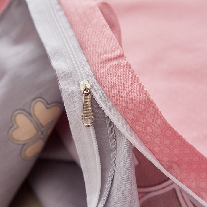 91家纺网 家纺一手货源 找家纺 贝兰仙奴 2025新款13372全棉纯棉简约时尚学生三件套 四叶草粉