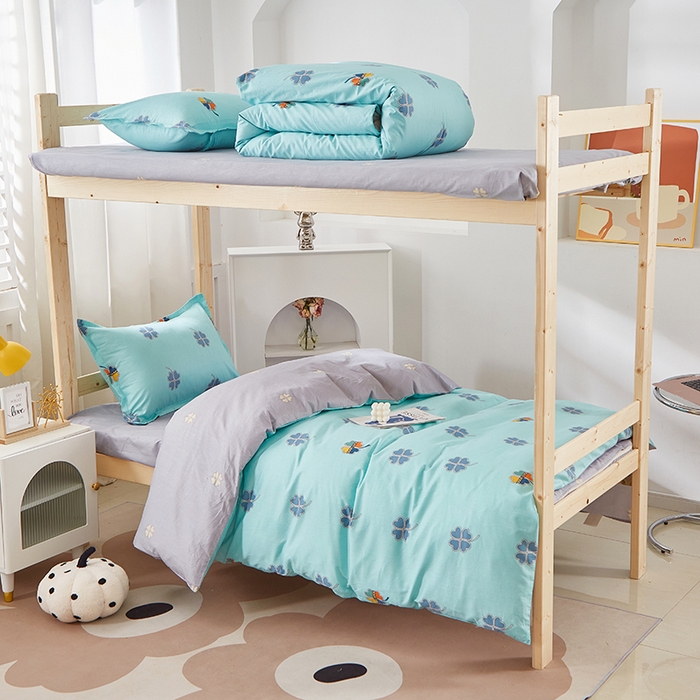 91家纺网 家纺一手货源 找家纺 贝兰仙奴 2025新款13372全棉纯棉简约时尚学生三件套 四叶草蓝