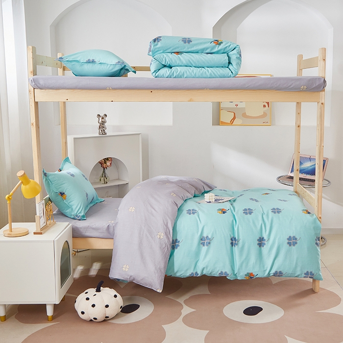 91家纺网 家纺一手货源 找家纺 贝兰仙奴 2025新款13372全棉纯棉简约时尚学生三件套 四叶草蓝