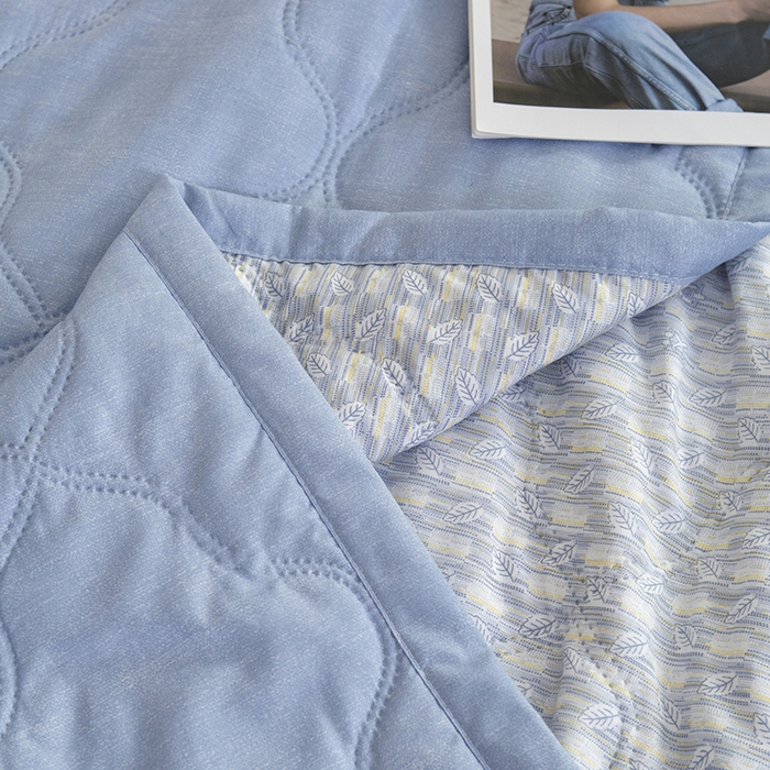 91家纺网 家纺一手货源 找家纺 诗雅纺织 2025新款艾草驱蚊功能夏被超声波压花礼品空调被 宝蓝