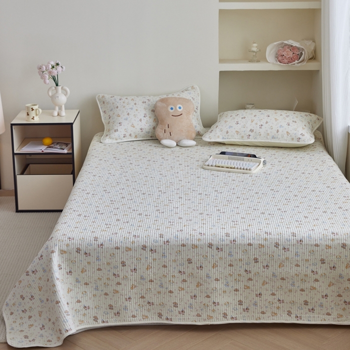91家纺网 家纺一手货源 找家纺 亿梵家居 2025新款全棉纯棉双层纱床盖三件套A类母婴级纯棉床盖炕盖夹棉床单 卡通乐园-米