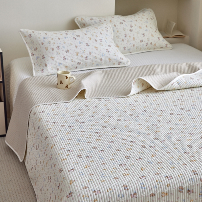 91家纺网 家纺一手货源 找家纺 亿梵家居 2025新款全棉纯棉双层纱床盖三件套A类母婴级纯棉床盖炕盖夹棉床单 卡通乐园-米