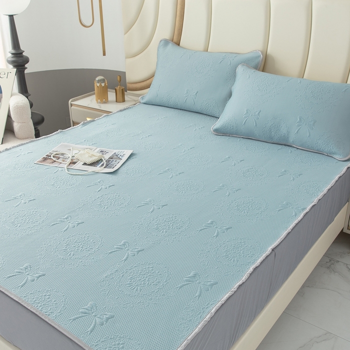 91家纺网 家纺一手货源 找家纺 乐居家纺 2025新款中分子PE凉感凉豆豆提花凉席床笠款 蓝色蝴蝶结