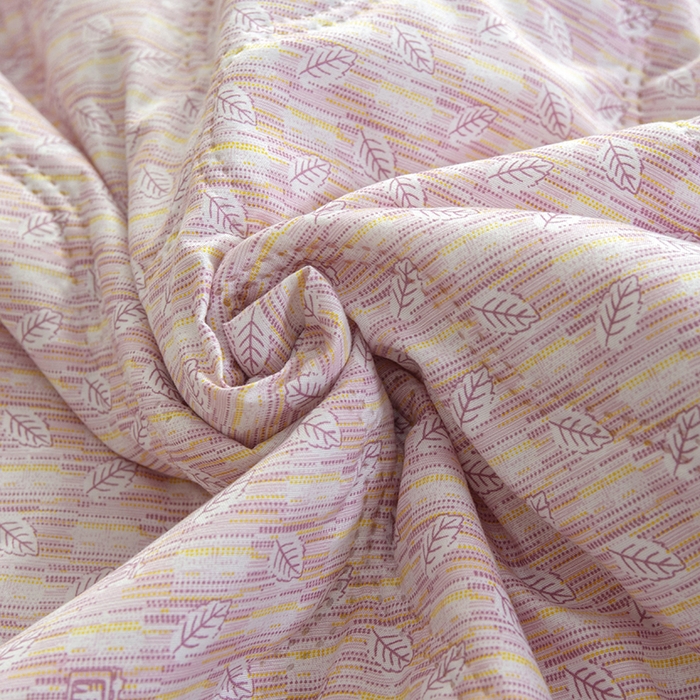 91家纺网 家纺一手货源 找家纺 诗雅纺织 2025新款艾草驱蚊功能夏被超声波压花礼品空调被 红粉