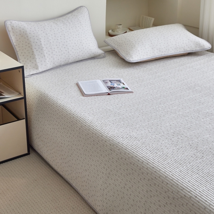 91家纺网 家纺一手货源 找家纺 亿梵家居 2025新款全棉纯棉双层纱床盖三件套A类母婴级纯棉床盖炕盖夹棉床单 素锦-咖