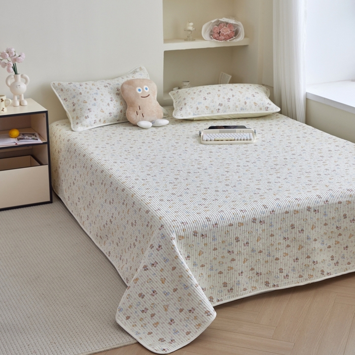 91家纺网 家纺一手货源 找家纺 亿梵家居 2025新款全棉纯棉双层纱床盖三件套A类母婴级纯棉床盖炕盖夹棉床单 卡通乐园-米