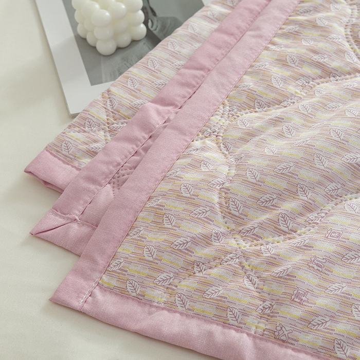 91家纺网 家纺一手货源 找家纺 诗雅纺织 2025新款艾草驱蚊功能夏被超声波压花礼品空调被 红粉