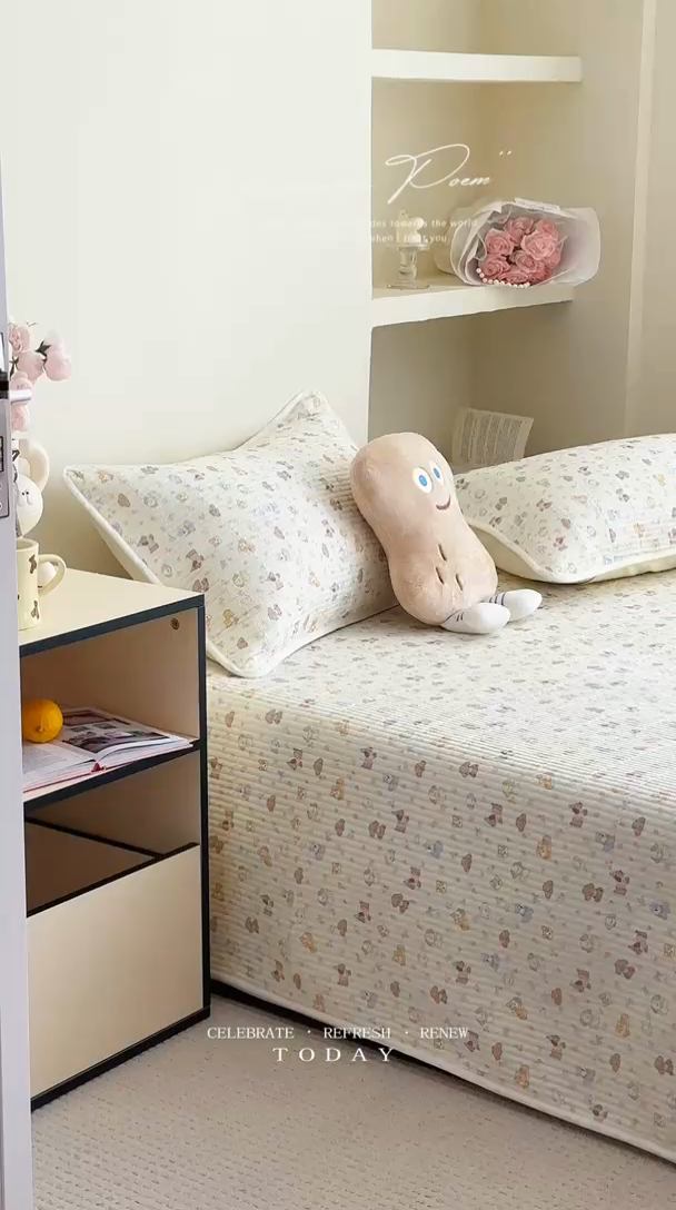 91家纺网 家纺一手货源 找家纺 亿梵家居 2025新款全棉纯棉双层纱床盖三件套A类母婴级纯棉床盖炕盖夹棉床单 卡通乐园-米