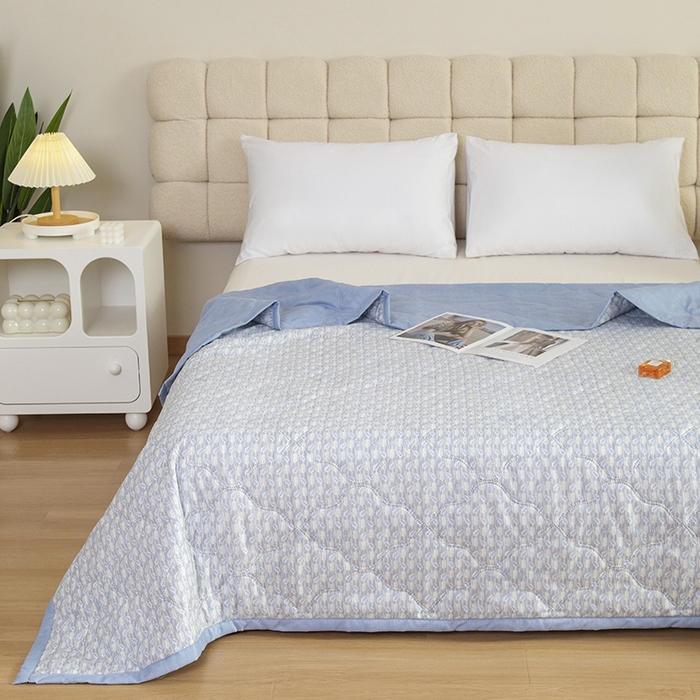 91家纺网 家纺一手货源 找家纺 诗雅纺织 2025新款艾草驱蚊功能夏被超声波压花礼品空调被 宝蓝