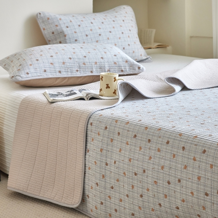 91家纺网 家纺一手货源 找家纺 亿梵家居 2025新款全棉纯棉双层纱床盖三件套A类母婴级纯棉床盖炕盖夹棉床单 韩系小熊-蓝