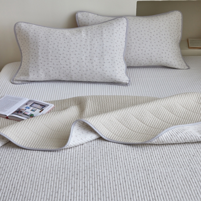 91家纺网 家纺一手货源 找家纺 亿梵家居 2025新款全棉纯棉双层纱床盖三件套A类母婴级纯棉床盖炕盖夹棉床单 素锦-咖