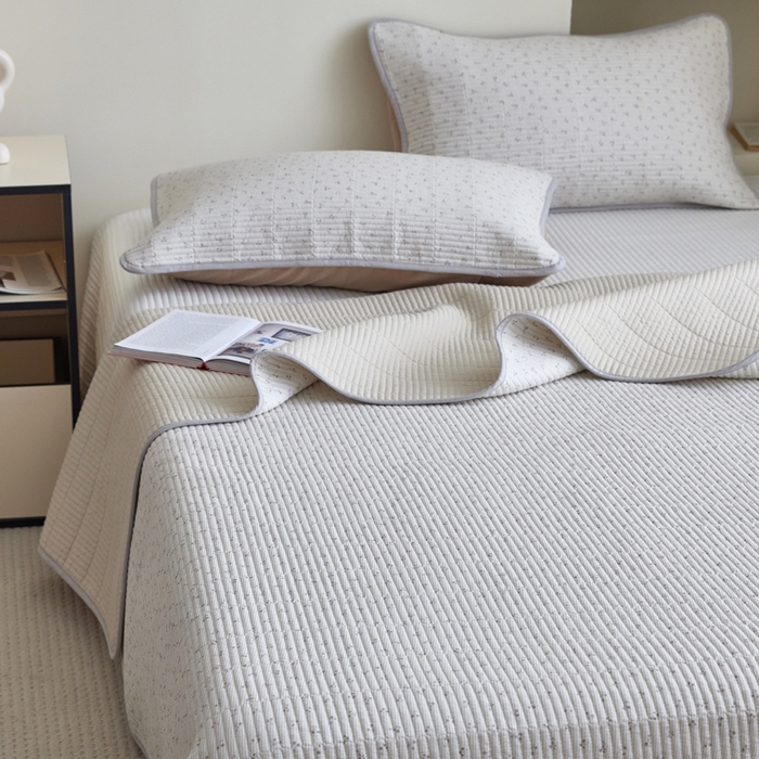 91家纺网 家纺一手货源 找家纺 亿梵家居 2025新款全棉纯棉双层纱床盖三件套A类母婴级纯棉床盖炕盖夹棉床单 素锦-咖