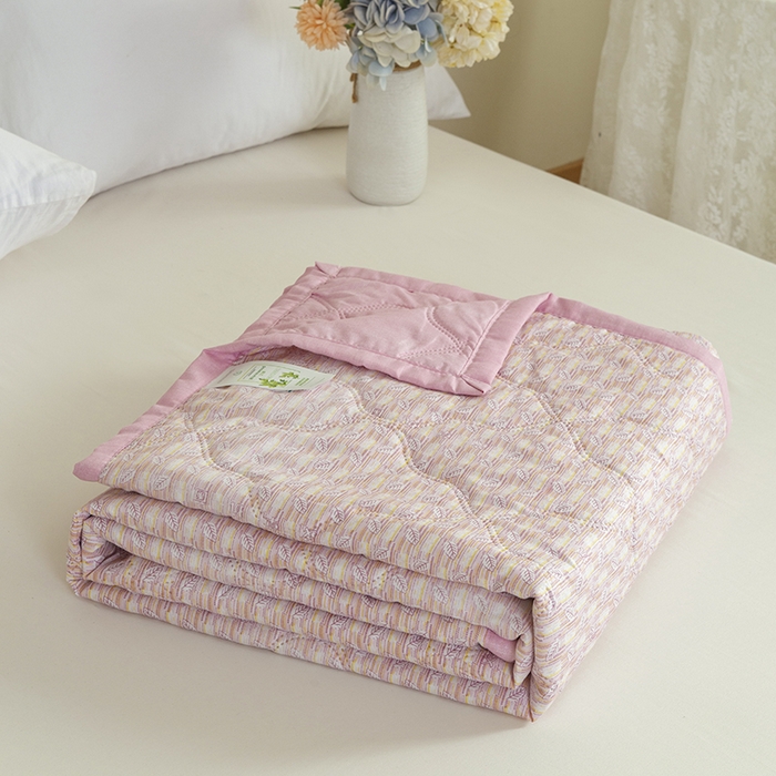 91家纺网 家纺一手货源 找家纺 诗雅纺织 2025新款艾草驱蚊功能夏被超声波压花礼品空调被 红粉