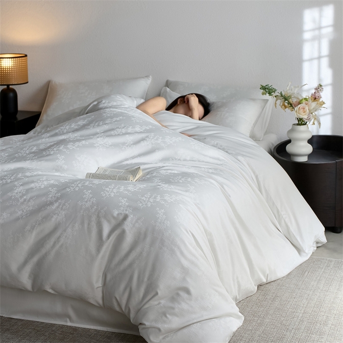 91家纺网 家纺一手货源 找家纺 亿梵家居 2025新款高端A类长绒棉四件套全棉提花轻奢全棉四件套 赫本-雅致白