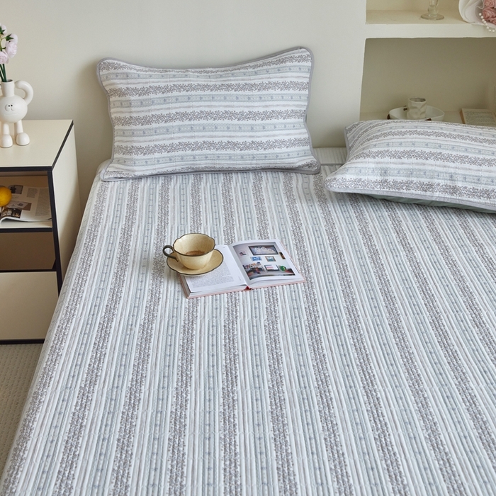 91家纺网 家纺一手货源 找家纺 亿梵家居 2025新款全棉纯棉双层纱床盖三件套A类母婴级纯棉床盖炕盖夹棉床单 卓言-灰