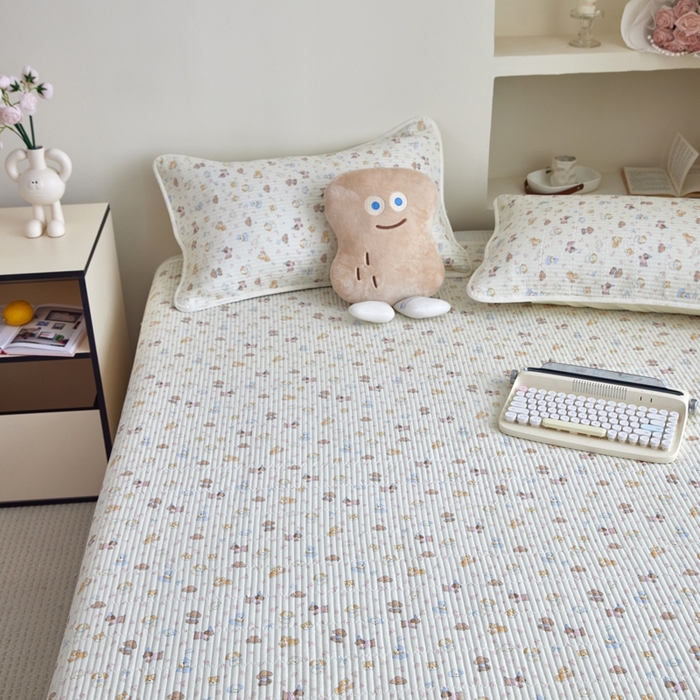 91家纺网 家纺一手货源 找家纺 亿梵家居 2025新款全棉纯棉双层纱床盖三件套A类母婴级纯棉床盖炕盖夹棉床单 卡通乐园-米