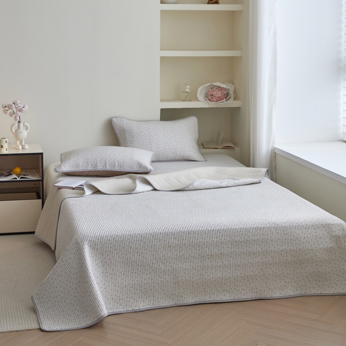 91家纺网 家纺一手货源 找家纺 亿梵家居 2025新款全棉纯棉双层纱床盖三件套A类母婴级纯棉床盖炕盖夹棉床单 素锦-咖