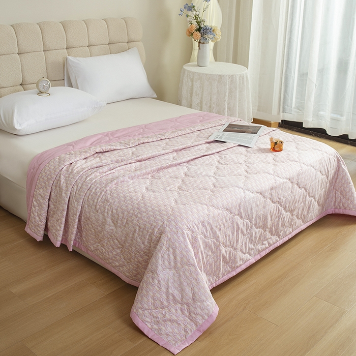 91家纺网 家纺一手货源 找家纺 诗雅纺织 2025新款艾草驱蚊功能夏被超声波压花礼品空调被 红粉