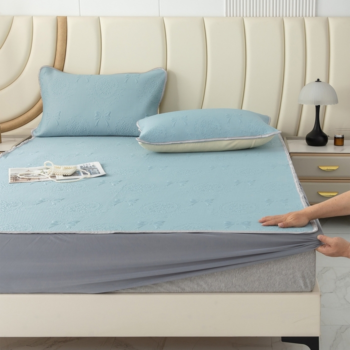 91家纺网 家纺一手货源 找家纺 乐居家纺 2025新款中分子PE凉感凉豆豆提花凉席床笠款 蓝色蝴蝶结