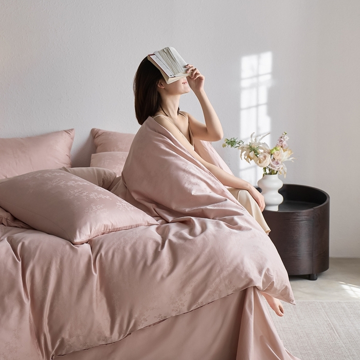 91家纺网 家纺一手货源 找家纺 亿梵家居 2025新款高端A类长绒棉四件套全棉提花轻奢全棉四件套 赫本-柔光粉