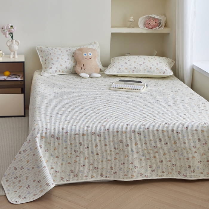 91家纺网 家纺一手货源 找家纺 亿梵家居 2025新款全棉纯棉双层纱床盖三件套A类母婴级纯棉床盖炕盖夹棉床单 卡通乐园-米