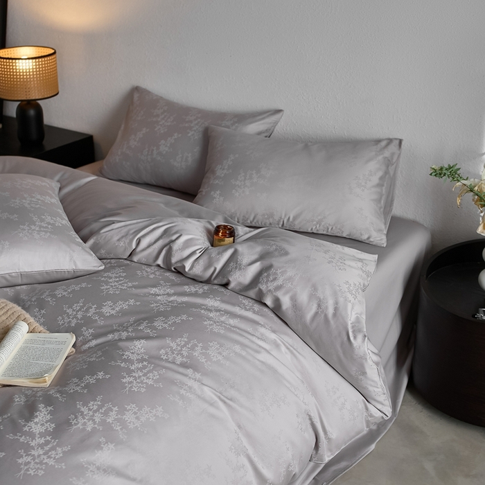 91家纺网 家纺一手货源 找家纺 亿梵家居 2025新款高端A类长绒棉四件套全棉提花轻奢全棉四件套 赫本-暮云灰