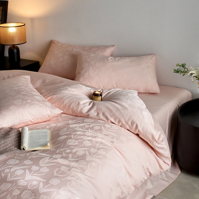 91家纺网 家纺一手货源 找家纺 亿梵家居 2025新款高端A类长绒棉四件套全棉提花轻奢全棉四件套 郁金香-迷香粉