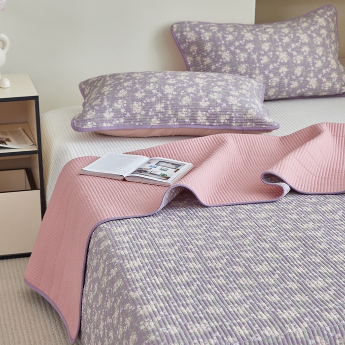 91家纺网 家纺一手货源 找家纺 亿梵家居 2025新款全棉纯棉双层纱床盖三件套A类母婴级纯棉床盖炕盖夹棉床单 云溪之镜-紫