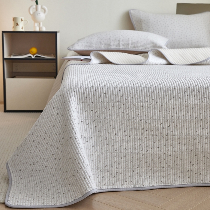 91家纺网 家纺一手货源 找家纺 亿梵家居 2025新款全棉纯棉双层纱床盖三件套A类母婴级纯棉床盖炕盖夹棉床单 素锦-咖