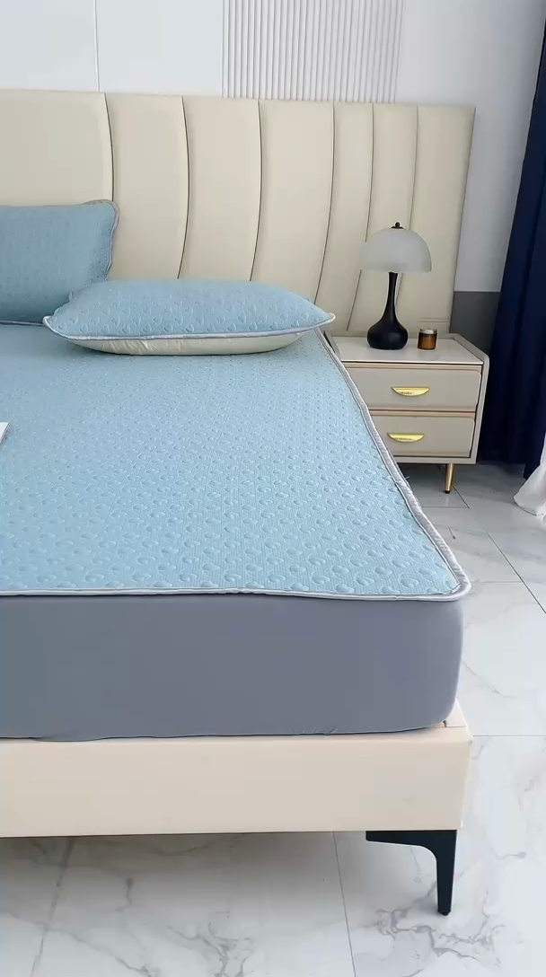 91家纺网 家纺一手货源 找家纺 乐居家纺 2025新款中分子PE凉感凉豆豆提花凉席床笠款 蓝色爱心