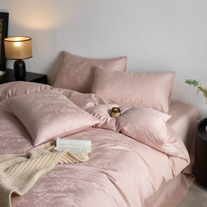 91家纺网 家纺一手货源 找家纺 亿梵家居 2025新款高端A类长绒棉四件套全棉提花轻奢全棉四件套 赫本-柔光粉