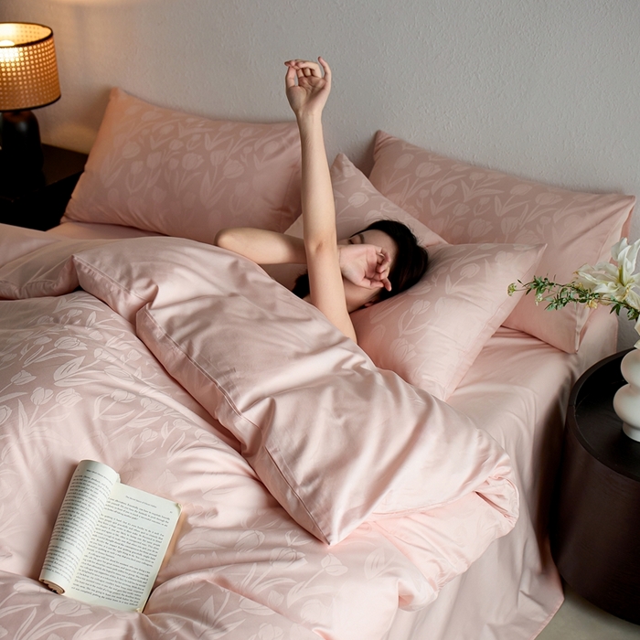 91家纺网 家纺一手货源 找家纺 亿梵家居 2025新款高端A类长绒棉四件套全棉提花轻奢全棉四件套 郁金香-迷香粉