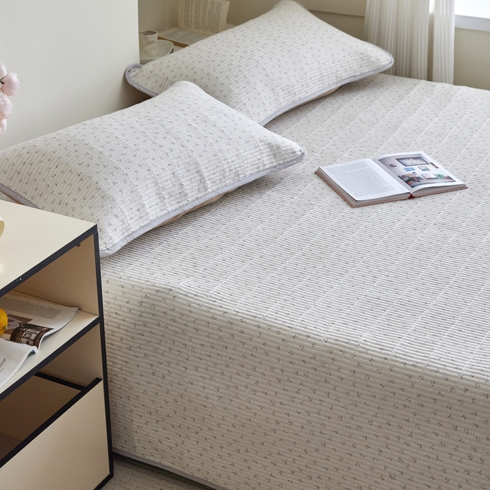 91家纺网 家纺一手货源 找家纺 亿梵家居 2025新款全棉纯棉双层纱床盖三件套A类母婴级纯棉床盖炕盖夹棉床单 素锦-咖