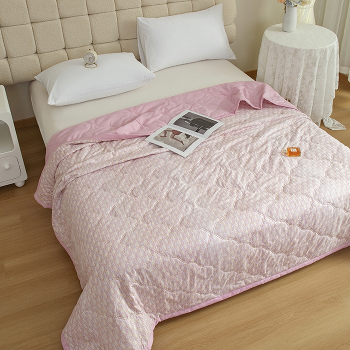 91家纺网 家纺一手货源 找家纺 诗雅纺织 2025新款艾草驱蚊功能夏被超声波压花礼品空调被 红粉