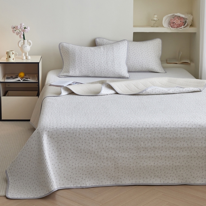 91家纺网 家纺一手货源 找家纺 亿梵家居 2025新款全棉纯棉双层纱床盖三件套A类母婴级纯棉床盖炕盖夹棉床单 素锦-咖